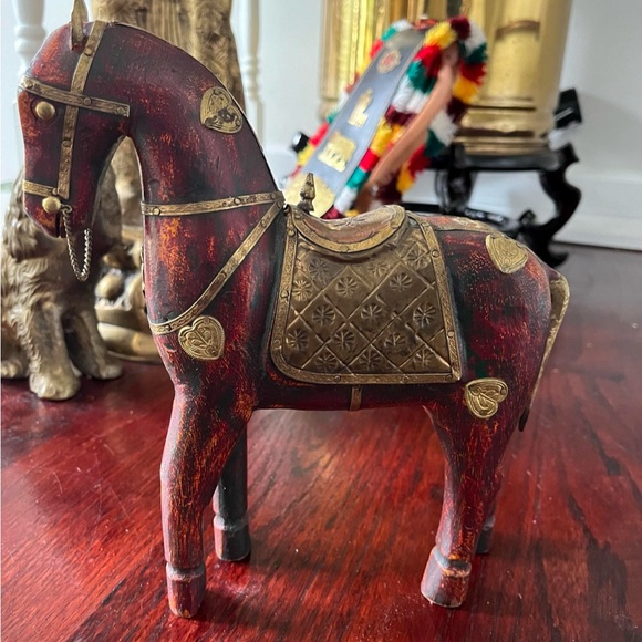 Vintage style carved wooden horse statue / figurine with metal and nail detail - Picture 2 of 5